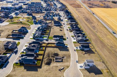 Saskatoon 'da Kensington' ı kuş bakışı bakarak keşfedin. Bu insansız hava aracı görüntüsü mahalleleri, modern mimariyi, yeşil alanları ve canlı, topluma odaklı atmosferi vurgular..
