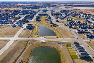 Saskatoon 'da Kensington' ı kuş bakışı bakarak keşfedin. Bu insansız hava aracı görüntüsü mahalleleri, modern mimariyi, yeşil alanları ve canlı, topluma odaklı atmosferi vurgular..