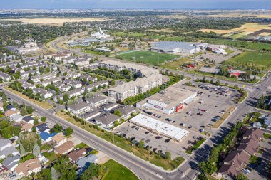 Saskatoon, Erindale 'de yazın esansını bu insansız hava aracı görüntüsüyle yakalayın. Canlı yeşillik, hareketli toplum hayatı ve huzurlu meskun sokaklar güzel bir şekilde sergileniyor..