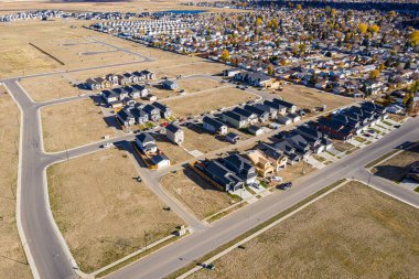 Saskatoon 'da Kensington' ı kuş bakışı bakarak keşfedin. Bu insansız hava aracı görüntüsü mahalleleri, modern mimariyi, yeşil alanları ve canlı, topluma odaklı atmosferi vurgular..