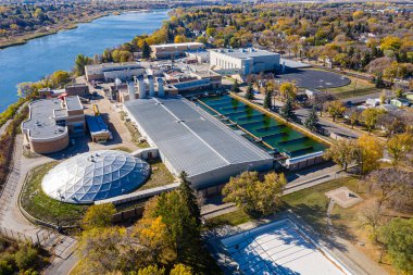 Saskatoon 'daki tarihi Kral George mahallesinin üzerinden uç. Bu İHA görüntüsü eşsiz bir karışım olan miras evleri, yemyeşil parklar ve birbirine sıkı sıkıya bağlı bir topluluk yakalıyor..
