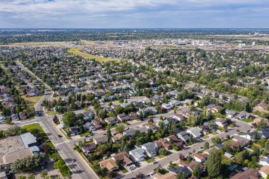 Saskatoon, Erindale 'de yazın esansını bu insansız hava aracı görüntüsüyle yakalayın. Canlı yeşillik, hareketli toplum hayatı ve huzurlu meskun sokaklar güzel bir şekilde sergileniyor..