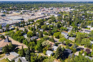 Saskatoon 'daki Greystone Heights' ın cazibesini gökyüzünden hissedin. Bu insansız hava aracı güzel bir şekilde mahalleleri, sakin sokakları, yemyeşil parkları ve birleşik toplum atmosferini yakalıyor..