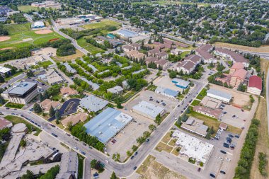 Saskatoon 'daki Eastview' i yukarıdan keşfedin. Bu insansız hava aracı görüntüsü komşuları, caddeleri, aile dostu parkları ve toplum ruhunu gözler önüne seriyor. Hepsi Saskatchewan gökyüzü altında..