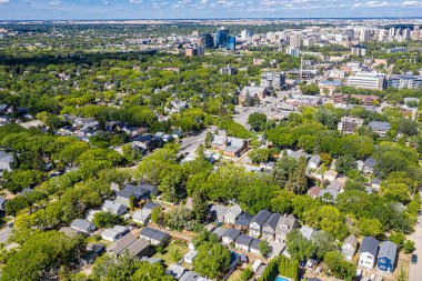 Saskatoon 'daki ilginç Haultain mahallesini yukarıdan araştır. Bu insansız hava aracı görüntüsü büyüleyici caddelerini, rahat evlerini ve geniş çayırlık gökyüzünün altında canlı toplum ruhunu yakalıyor..