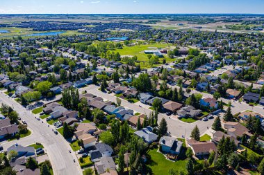 Saskatoon 'daki Lakeridge' in dingin güzelliğini yukarıdan görün. Bu insansız hava aracı görüntüsü mahallelerin sakin caddelerini, yemyeşil alanları ve kentsel ve doğanın ahenkli karışımını gösteriyor..