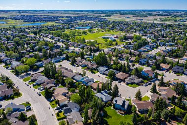 Saskatoon 'daki Lakeridge' in dingin güzelliğini yukarıdan görün. Bu insansız hava aracı görüntüsü mahallelerin sakin caddelerini, yemyeşil alanları ve kentsel ve doğanın ahenkli karışımını gösteriyor..