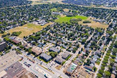 Saskatoon 'daki Eastview' i yukarıdan keşfedin. Bu insansız hava aracı görüntüsü komşuları, caddeleri, aile dostu parkları ve toplum ruhunu gözler önüne seriyor. Hepsi Saskatchewan gökyüzü altında..