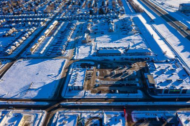 Saskatoon 'da Kensington' ı kuş bakışı bakarak keşfedin. Bu insansız hava aracı görüntüsü mahalleleri, modern mimariyi, yeşil alanları ve canlı, topluma odaklı atmosferi vurgular..