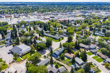 Saskatoon 'daki Greystone Heights' ın cazibesini gökyüzünden hissedin. Bu insansız hava aracı güzel bir şekilde mahalleleri, sakin sokakları, yemyeşil parkları ve birleşik toplum atmosferini yakalıyor..