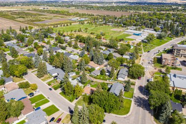 Saskatoon 'daki Greystone Heights' ın cazibesini gökyüzünden hissedin. Bu insansız hava aracı güzel bir şekilde mahalleleri, sakin sokakları, yemyeşil parkları ve birleşik toplum atmosferini yakalıyor..
