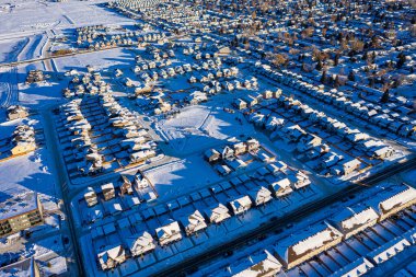 Saskatoon 'da Kensington' ı kuş bakışı bakarak keşfedin. Bu insansız hava aracı görüntüsü mahalleleri, modern mimariyi, yeşil alanları ve canlı, topluma odaklı atmosferi vurgular..