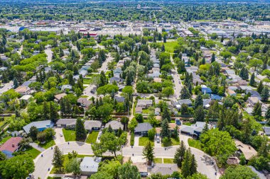 Saskatoon 'daki Greystone Heights' ın cazibesini gökyüzünden hissedin. Bu insansız hava aracı güzel bir şekilde mahalleleri, sakin sokakları, yemyeşil parkları ve birleşik toplum atmosferini yakalıyor..