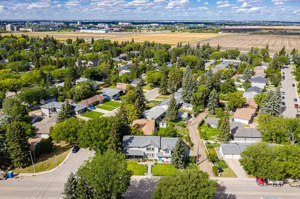 Saskatoon 'daki Greystone Heights' ın cazibesini gökyüzünden hissedin. Bu insansız hava aracı güzel bir şekilde mahalleleri, sakin sokakları, yemyeşil parkları ve birleşik toplum atmosferini yakalıyor..