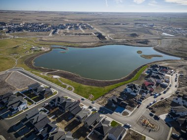 Willowgrove, Saskatoon 'a insansız hava aracı ateş ederek yerleşim yerinin güzelliğini, modern sokaklarını ve hareketli kamu alanlarını vurguluyor..