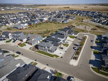 Willowgrove, Saskatoon 'a insansız hava aracı ateş ederek yerleşim yerinin güzelliğini, modern sokaklarını ve hareketli kamu alanlarını vurguluyor..