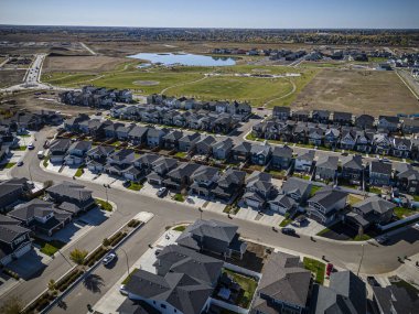 Willowgrove, Saskatoon 'a insansız hava aracı ateş ederek yerleşim yerinin güzelliğini, modern sokaklarını ve hareketli kamu alanlarını vurguluyor..