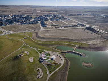 Willowgrove, Saskatoon 'a insansız hava aracı ateş ederek yerleşim yerinin güzelliğini, modern sokaklarını ve hareketli kamu alanlarını vurguluyor..