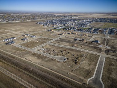 Willowgrove, Saskatoon 'a insansız hava aracı ateş ederek yerleşim yerinin güzelliğini, modern sokaklarını ve hareketli kamu alanlarını vurguluyor..
