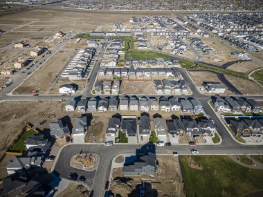 Willowgrove, Saskatoon 'a insansız hava aracı ateş ederek yerleşim yerinin güzelliğini, modern sokaklarını ve hareketli kamu alanlarını vurguluyor..