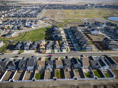 Willowgrove, Saskatoon 'a insansız hava aracı ateş ederek yerleşim yerinin güzelliğini, modern sokaklarını ve hareketli kamu alanlarını vurguluyor..