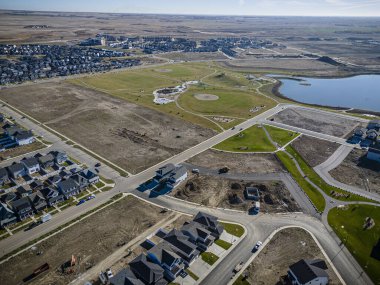 Willowgrove, Saskatoon 'a insansız hava aracı ateş ederek yerleşim yerinin güzelliğini, modern sokaklarını ve hareketli kamu alanlarını vurguluyor..