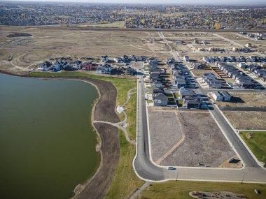 Willowgrove, Saskatoon 'a insansız hava aracı ateş ederek yerleşim yerinin güzelliğini, modern sokaklarını ve hareketli kamu alanlarını vurguluyor..