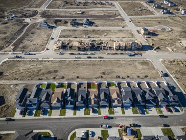 Willowgrove, Saskatoon 'a insansız hava aracı ateş ederek yerleşim yerinin güzelliğini, modern sokaklarını ve hareketli kamu alanlarını vurguluyor..