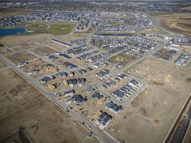 Willowgrove, Saskatoon 'a insansız hava aracı ateş ederek yerleşim yerinin güzelliğini, modern sokaklarını ve hareketli kamu alanlarını vurguluyor..