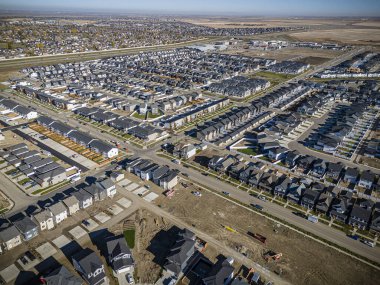 Willowgrove, Saskatoon 'a insansız hava aracı ateş ederek yerleşim yerinin güzelliğini, modern sokaklarını ve hareketli kamu alanlarını vurguluyor..