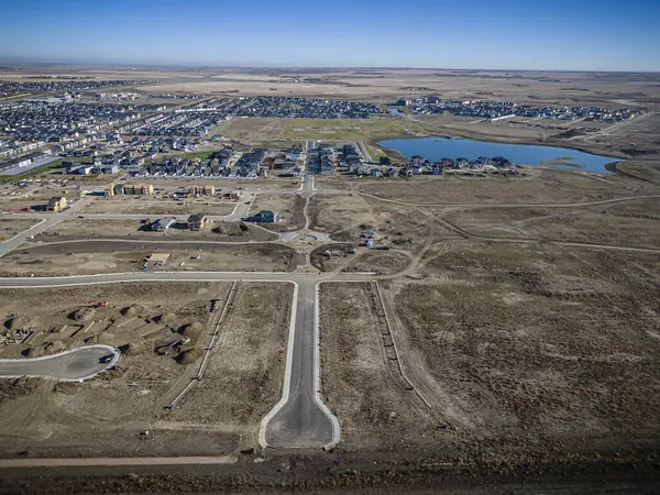 Willowgrove, Saskatoon 'a insansız hava aracı ateş ederek yerleşim yerinin güzelliğini, modern sokaklarını ve hareketli kamu alanlarını vurguluyor..