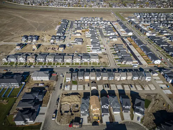 Willowgrove, Saskatoon 'a insansız hava aracı ateş ederek yerleşim yerinin güzelliğini, modern sokaklarını ve hareketli kamu alanlarını vurguluyor..