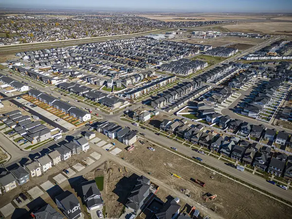 Willowgrove, Saskatoon 'a insansız hava aracı ateş ederek yerleşim yerinin güzelliğini, modern sokaklarını ve hareketli kamu alanlarını vurguluyor..