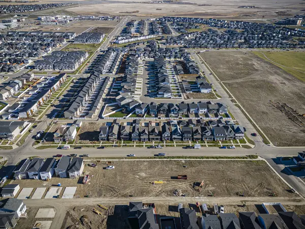 Willowgrove, Saskatoon 'a insansız hava aracı ateş ederek yerleşim yerinin güzelliğini, modern sokaklarını ve hareketli kamu alanlarını vurguluyor..