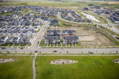 Willowgrove, Saskatoon 'a insansız hava aracı ateş ederek yerleşim yerinin güzelliğini, modern sokaklarını ve hareketli kamu alanlarını vurguluyor..