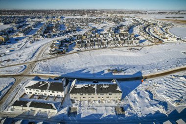 Willowgrove, Saskatoon 'a insansız hava aracı ateş ederek yerleşim yerinin güzelliğini, modern sokaklarını ve hareketli kamu alanlarını vurguluyor..