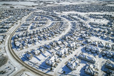 Stonebridge, Saskatoon 'un büyüleyici insansız hava aracı görüntüsü modern evler, parklar ve konforların harmanlanmış halinin altını çiziyor..