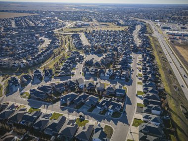 Willowgrove, Saskatoon 'a insansız hava aracı ateş ederek yerleşim yerinin güzelliğini, modern sokaklarını ve hareketli kamu alanlarını vurguluyor..