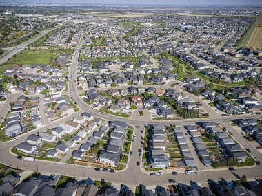 Willowgrove, Saskatoon 'a insansız hava aracı ateş ederek yerleşim yerinin güzelliğini, modern sokaklarını ve hareketli kamu alanlarını vurguluyor..