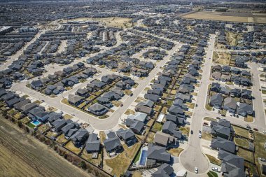 Willowgrove, Saskatoon 'a insansız hava aracı ateş ederek yerleşim yerinin güzelliğini, modern sokaklarını ve hareketli kamu alanlarını vurguluyor..