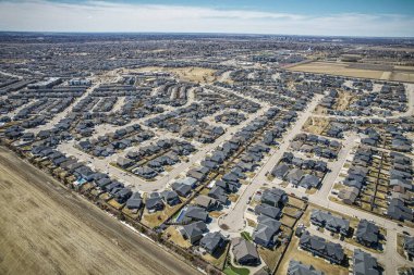 Willowgrove, Saskatoon 'a insansız hava aracı ateş ederek yerleşim yerinin güzelliğini, modern sokaklarını ve hareketli kamu alanlarını vurguluyor..