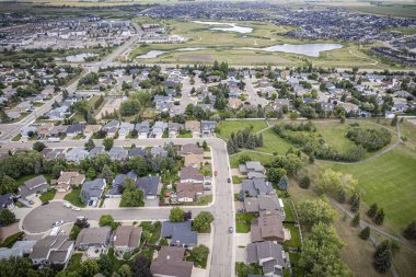 Rosewood, Saskatoon 'un insansız hava aracı görüntüsü yükseltildi. Yerleşim yerlerini, yeşil alanları ve canlı toplum yaşamını gözler önüne serdi..