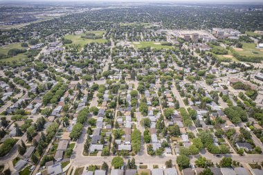 Rosewood, Saskatoon 'un insansız hava aracı görüntüsü yükseltildi. Yerleşim yerlerini, yeşil alanları ve canlı toplum yaşamını gözler önüne serdi..