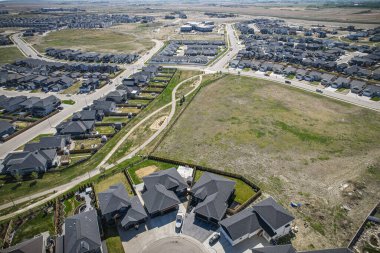Rosewood, Saskatoon 'un insansız hava aracı görüntüsü yükseltildi. Yerleşim yerlerini, yeşil alanları ve canlı toplum yaşamını gözler önüne serdi..
