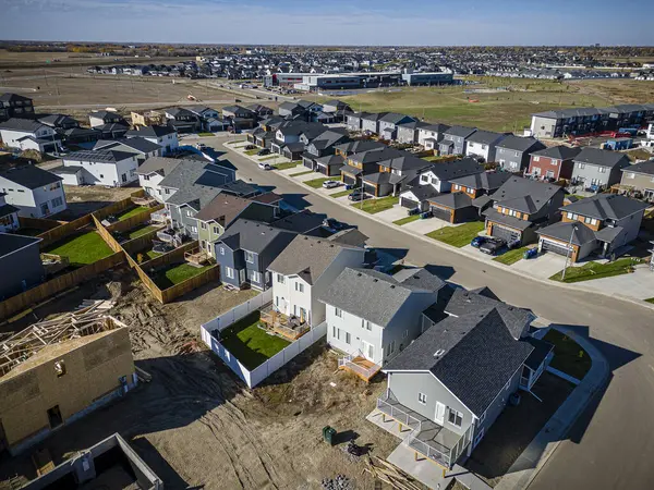 Rosewood, Saskatoon 'un insansız hava aracı görüntüsü yükseltildi. Yerleşim yerlerini, yeşil alanları ve canlı toplum yaşamını gözler önüne serdi..