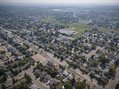 Konfederasyon Parkı, Saskatoon 'un geniş çaplı insansız hava aracı görüntüsü, toplum atmosferini ve yeşil manzaralarını gözler önüne seriyor.