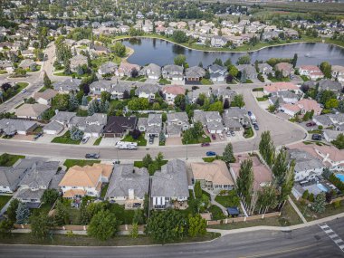 Briarwood, Saskatoon 'un insansız hava aracı görüntüsü. Huzurlu yerleşim yerlerini ve yeşil alanları gösteriyor..