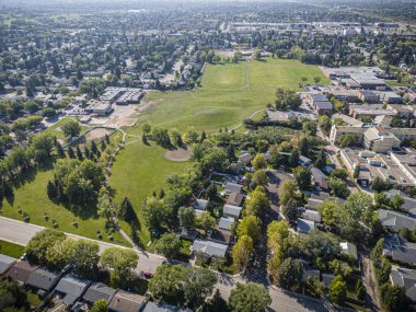 İHA görüntüleri, canlı topluluğu ve yerleşim bölgeleriyle College Park, Saskatoon 'u gösteriyor..
