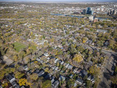 İnsansız hava aracı görüntüsü Buena Vista, Saskatoon 'un güzelliğini ev cazibesi ve dingin çevresiyle yakalıyor.