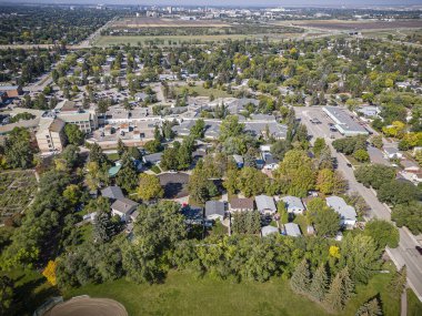İHA görüntüleri, canlı topluluğu ve yerleşim bölgeleriyle College Park, Saskatoon 'u gösteriyor..